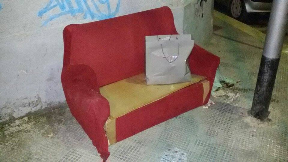 Divano abbandonato in via Fracanzano