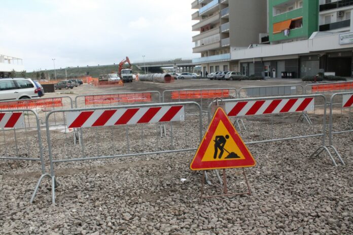 Via Romanelli, incuria e lavori in corso (18)
