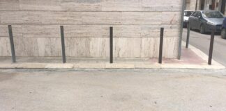 Via Buozzi, installati pali non autorizzati