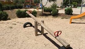 Incuria e insicurezza, giochi pericolosi nel parco di via Ungaretti