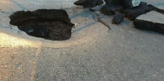 Viale Ippocrate, spunta una buca al centro della carreggiata