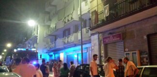 Incendio in via Musti nel cuore della notte: supermercato quasi distrutto