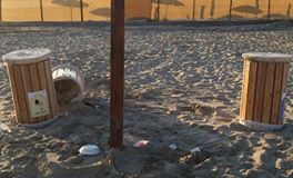 L’isola ecologica…che non c’è: danneggiati i cestini per la differenziata sul litorale