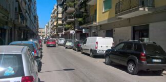 Ciclista scippatore in azione su via Rizzitelli