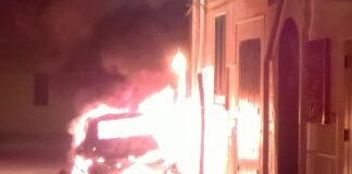 Auto in fiamme a Margherita, due anziani tratti in salvo