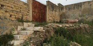 Angoli bui e mura pericolanti in via Mura del Carmine