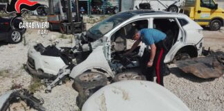 Scoperto fondo agricolo deposito di auto cannibalizzate