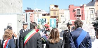 Il dovere del ricordo: fiori in via Roma per le vittime del crollo