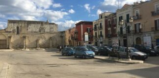 “Piazza” Manfredi, incuria alla fermata del bus