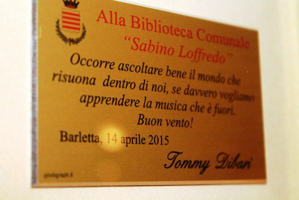 Tommy Dibari dona medaglia Oscar al doppiaggio a Biblioteca Loffredo di Barletta (1) (Copia)