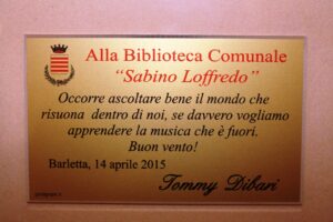 Tommy Dibari dona medaglia Oscar al doppiaggio a Biblioteca Loffredo di Barletta (2) (Copia)