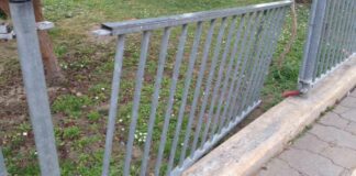 Vandali in azione, cancellata divelta nei giardini del Castello