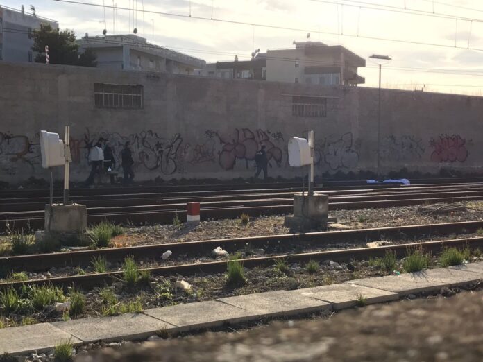 Ennesima tragedia al passaggio a livello