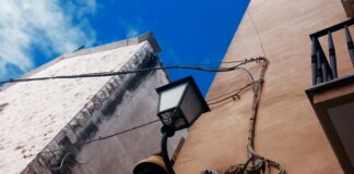 Centro storico: un cavo dell’elettricità incornicia la cattedrale centro storico di Barletta
