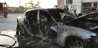 Maserati in fiamme in via Foggia, intervengono i vigili del fuoco