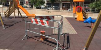 L’inciviltà non va mai in vacanza: danneggiata giostrina in Piazza Federico II di Svevia