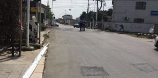 Tir danneggia il passaggio a livello di via Andria, treni a rilento