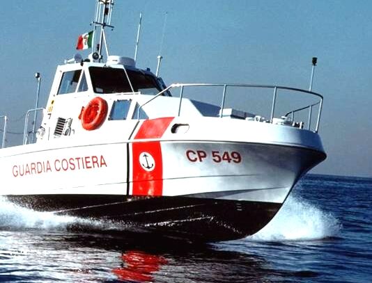 Fuoco in sala macchine, nave mercantile soccorsa al largo di Barletta capitaneria di porto