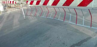 Via Andria, danneggiati i dissuasori metallici al passaggio a livello