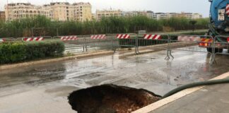 Condotta della fogna nera rotta a Ponente, divieto di balneazione su tutto il litorale