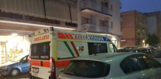 Lite per un parcheggio finisce a colpi di stampella: un ferito in via Barberini