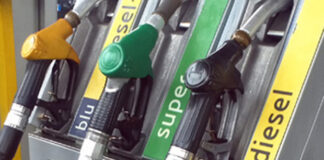 Dimentica di chiudere la pompa di benzina: in 80 si riforniscono gratis