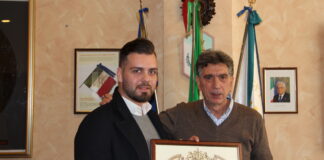 Salvò quattro ragazzi dal mare grosso, il bagnino-eroe barlettano premiato a Palazzo di Città