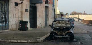 Auto in fiamme in via Mura del Carmine, intervengono i vigili del fuoco