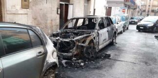 Fiamme nella notte in via Gallo, distrutta un’auto