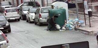 Una mano al bambino, l’altra al sacchetto della spazzatura: genitori “sporcaccioni” filmati dalle telecamere