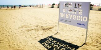 Jova Beach Party, le installazioni creative rivelano un messaggio del sindaco