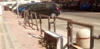 La fioriera dove la metto per carità. Da un mese giace sul marciapiede