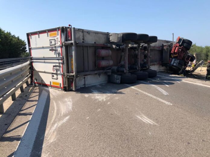 Camion ribaltato Barletta