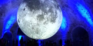 Spunta una Luna gigante al Castello, inaugurata l’installazione
