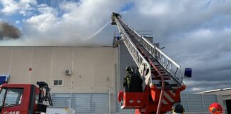 Incendio Dalena, Comune di Barletta: «Chiudete le finestre»