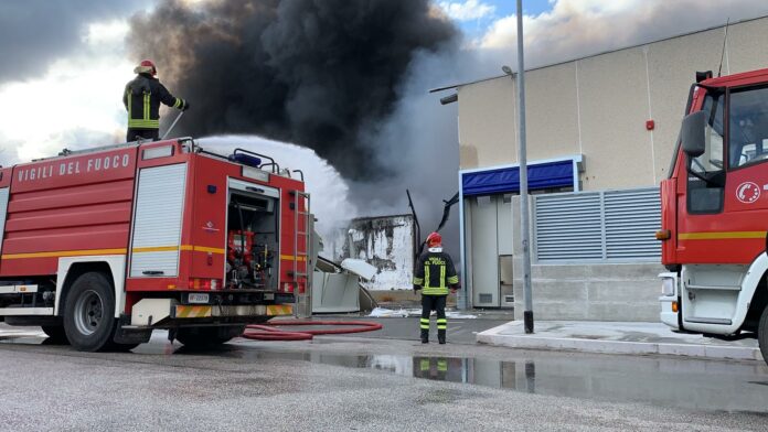 Vigili del fuoco all'opera a Barletta