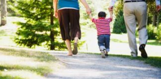 Coronavirus, c’è l’ok del Viminale alla camminata genitori-figli