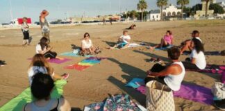 Yoga e poesia in spiaggia: primo incontro offline della Palestra Poetica