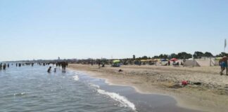 Come stanno vivendo Ferragosto e vacanze i barlettani? Spiaggia di Barletta