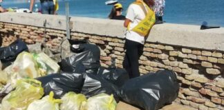 Bottiglie e residui del sabato sera: bottino di una pulizia domenicale a Barletta