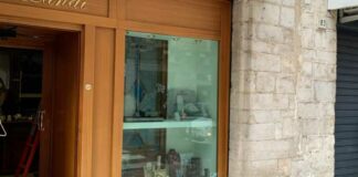 Furto nella notte in una gioielleria del centro, ladri in fuga con orologi e preziosi
