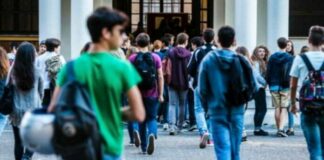 Riaprono le scuole secondarie: gli studenti barlettani si dividono tra DAD e presenza
