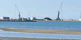 Spiagge di Barletta, il materiale nero non sarebbe lo stesso presente nel porto