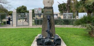 Deiezioni canine alla base del monumento per Conteduca: storie di inciviltà alla barlettana
