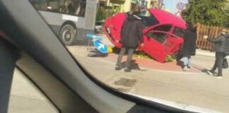 Una vettura capovolta in via Madonna della Croce, ignoti i motivi