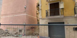 Crollo via Curci: rimosse tutte le macerie, i feriti stanno meglio
