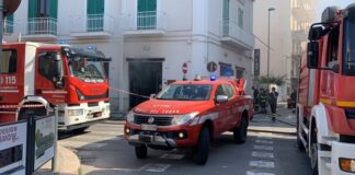 Negozio di abbigliamento in fiamme a Barletta, intervenuti vigili del fuoco e polizia locale