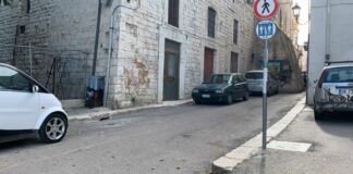 Toilette a cielo aperto in via Sant’Andrea, Borgiac la denuncia con arte e ironia