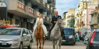 Arriva in chiesa a cavallo per sposarsi: la scelta della sposa di Barletta è già virale. VIDEO