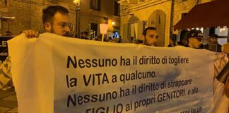 Barletta, una fiaccolata per ricordare Claudio: “Nessuno ha diritto di togliere la vita a qualcuno”